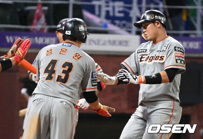 한화 하주석이 우월 스리런 홈런을 치고 정은원 등 동료들의 축하를 받고 있다. 2021.09.14 /OSEN DB