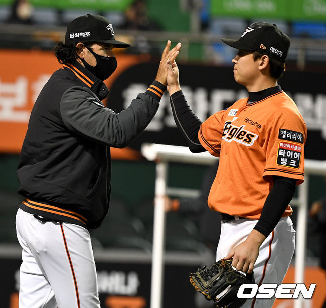 한화 수베로 감독과 정은원이 하이파이브를 하고 있다. /OSEN DB