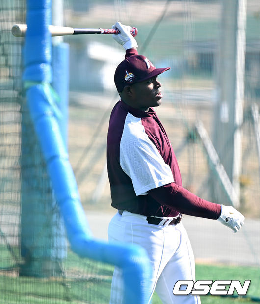 키움 새 외국인타자 푸이그가 타격 훈련을 하고 있다. 2022.02.10 / dreamer@osen.co.kr