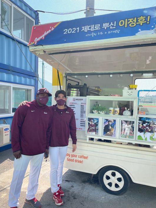 팬들이 보내준 커피차에서 자신을 찍은 키움 히어로즈 이정후와 야시엘 푸이그. /키움 히어로즈 제공