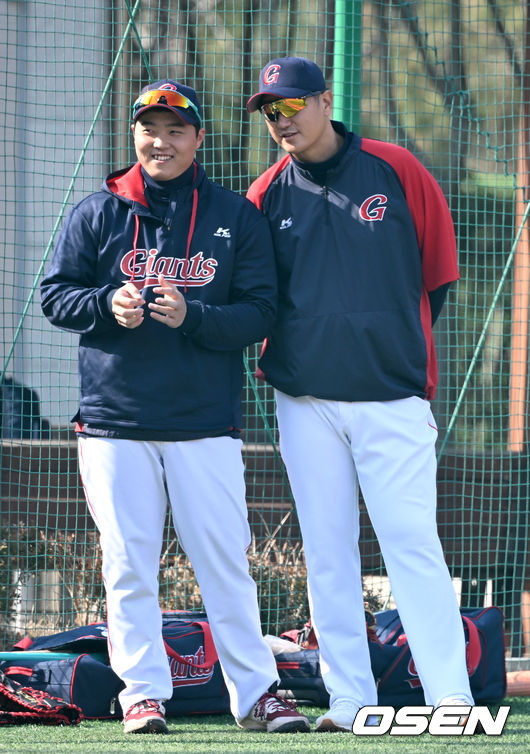 롯데 이대호(오른쪽)와 한동희가 훈련 시작을 기다리며 대화를 나누고 있다. 2022.02.12 / dreamer@osen.co.kr