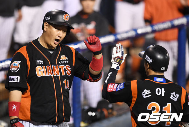 롯데에서 오랜 시간 함께했던 이대호와 손아섭 /OSEN DB