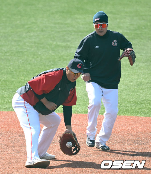 롯데 이대호(왼쪽)과 정훈이 수비 훈련을 펼치고 있다. 2022.02.12 / dreamer@osen.co.kr