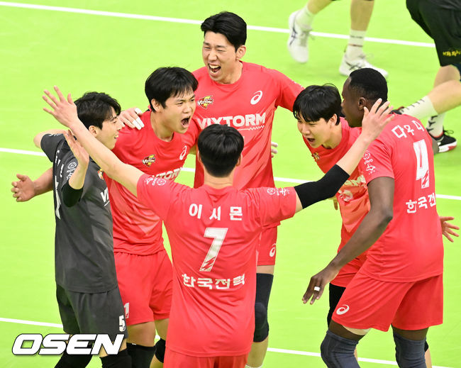 1세트 공격에 성공한 한국전력 선수들이 기뻐하고 있다. 2022.02.12