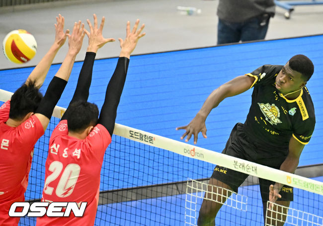 1세트 KB손해보험 케이타가 강타를 날리고 있다. 2022.02.12