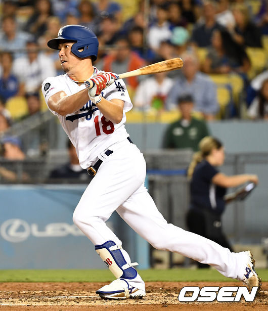 LA 다저스 시절 마에다가 안타를 치고 있다. /OSEN DB