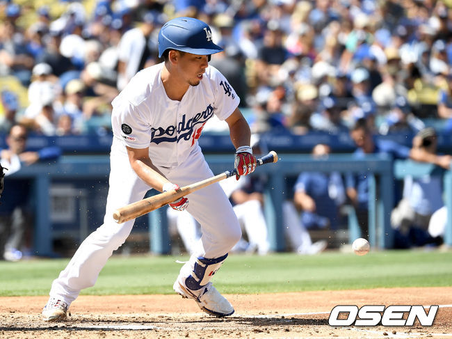 LA 다저스 시절 마에다가 희생번트를 대고 있다. /OSEN DB