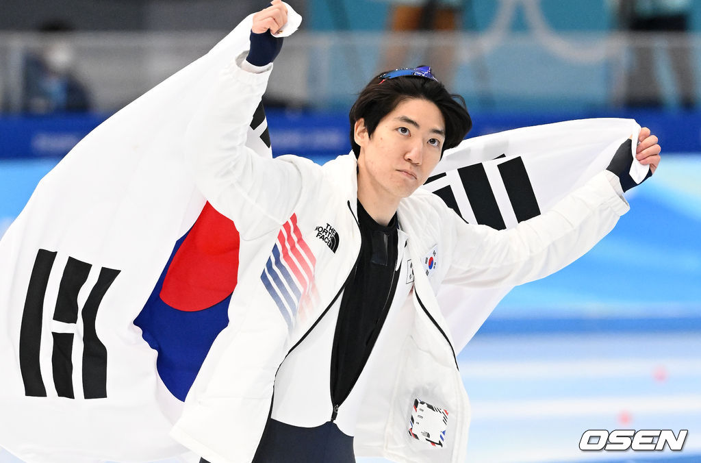 12일 중국 베이징 국립 스피드 스케이팅 경기장에서 2022 베이징 동계올림픽 스피드 스케이팅 남자 500m 경기가 열렸다.은메달을 획득한 대한민국 차민규가 관중석을 향해 태극기를 흔들고 있다. 2022.02.12 /jpnews@osen.co.kr