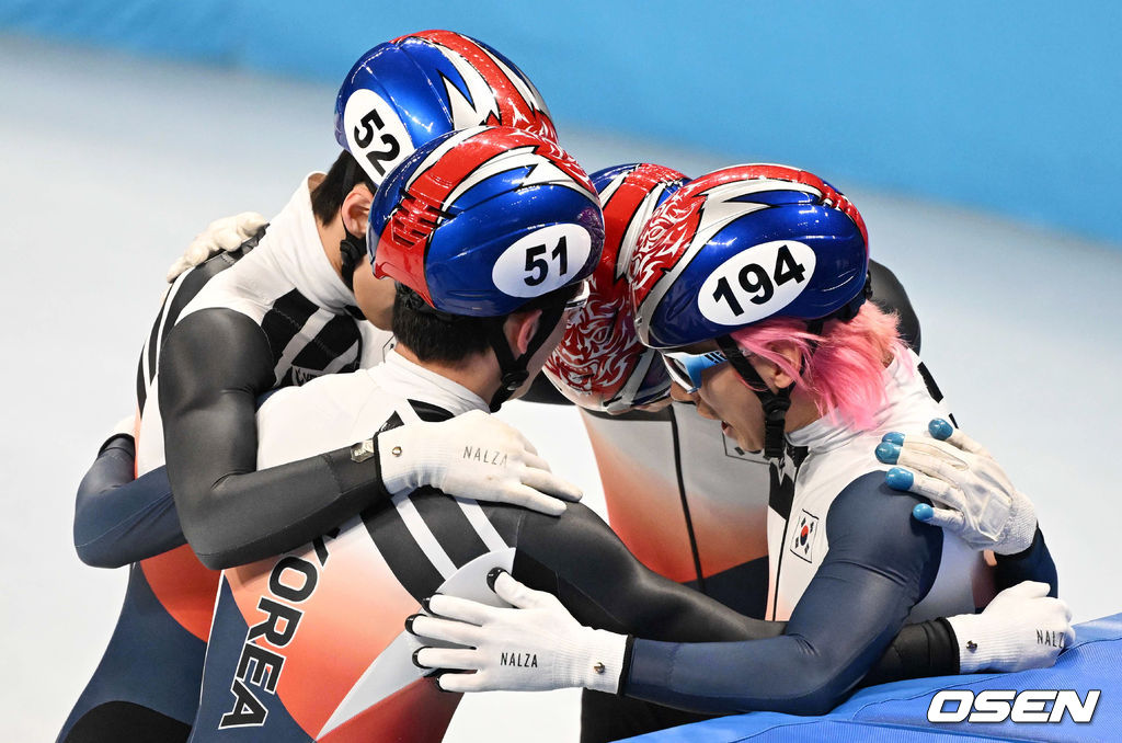11일(한국시간) 중국 베이징 캐피털 실내경기장에서 2022 베이징 동계올림픽 쇼트트랙 남자 5000m 계주 준결승 경기가 열렸다.조 1위로 결승 진출한 대표팀 선수들이 기뻐하고 있다. 2022.02.11 /jpnews@osen.co.kr