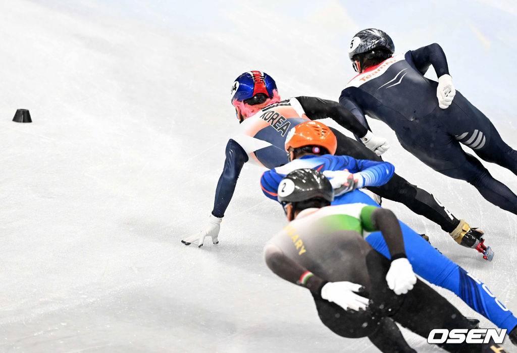 곽윤기가 인코스를 파고 들며 1위 자리를 차지하고 있다. 2022.02.11 /jpnews@osen.co.kr