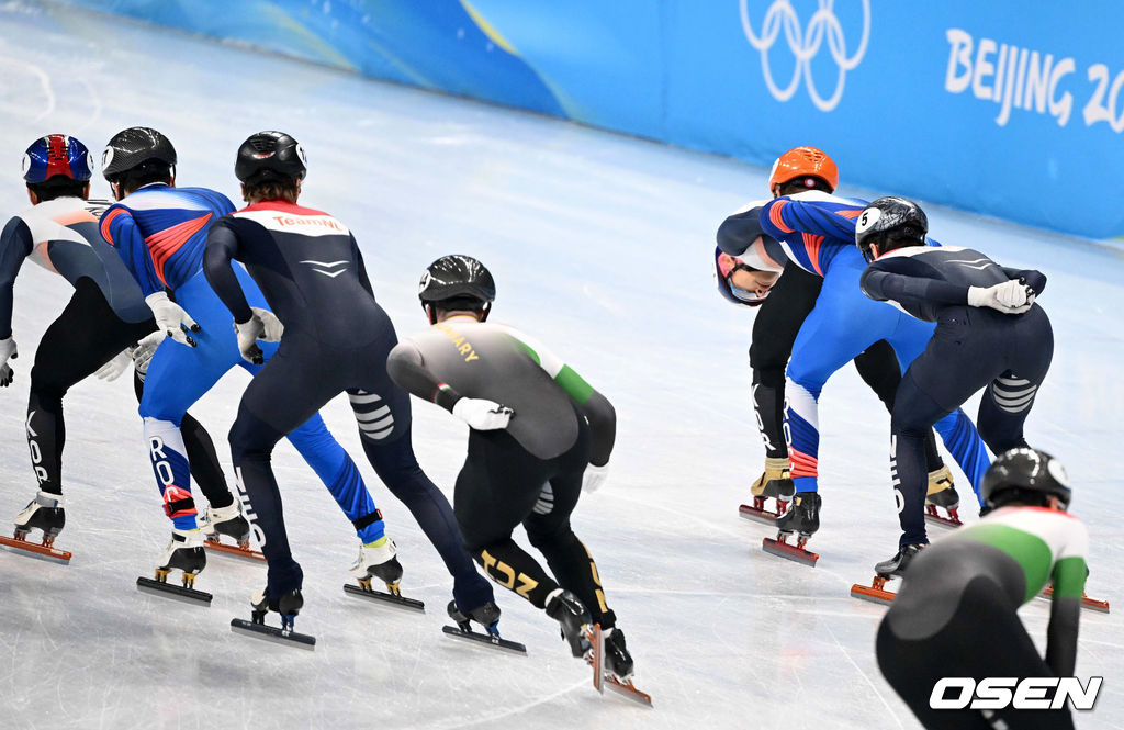 곽윤기가 추월을 막기 위해 다리 사이로 머리를 숙여 선수들을 살피고 있다. 2022.02.11 /jpnews@osen.co.kr