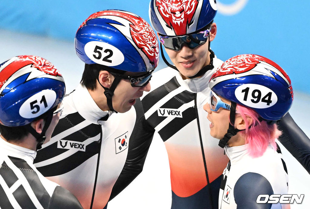 기뻐하는 김동욱, 황대헌, 곽윤기, 이준서 2022.02.11 /jpnews@osen.co.kr