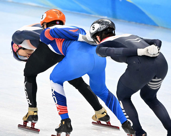 곽윤기가 추월을 막기 위해 다리 사이로 머리를 숙여 선수들을 살피고 있다. 2022.02.11 /jpnews@osen.co.kr