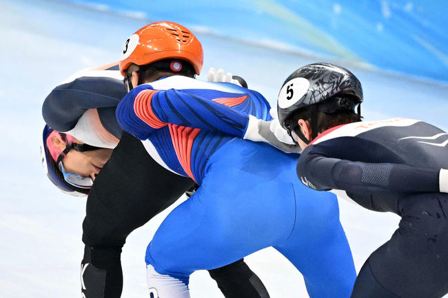 곽윤기가 추월을 막기 위해 다리 사이로 머리를 숙여 선수들을 살피고 있다. 2022.02.11 /jpnews@osen.co.kr