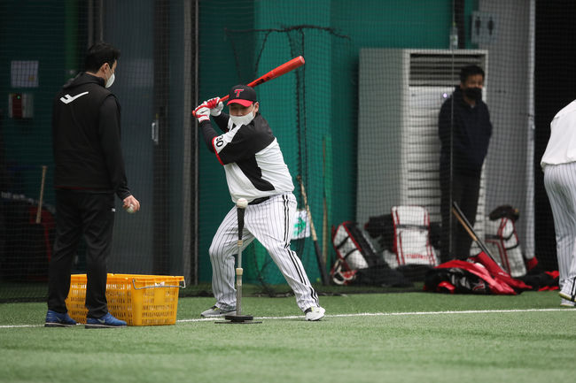 LG 허도환이 타격 훈련을 하고 있다. / LG 트윈스 제공