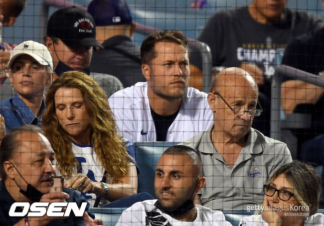 [사진] LA 램스의 쿼터백 매튜 스태포드가 지난해 9월 14일(한국시간) LA 다저스-애리조나 다이아몬드백스의 경기가 열린 다저스타디움을 찾아 '절친' 클레이튼 커쇼의 복귀전을 직관하고 있는 장면. ⓒGettyimages(무단전재 및 재배포 금지)