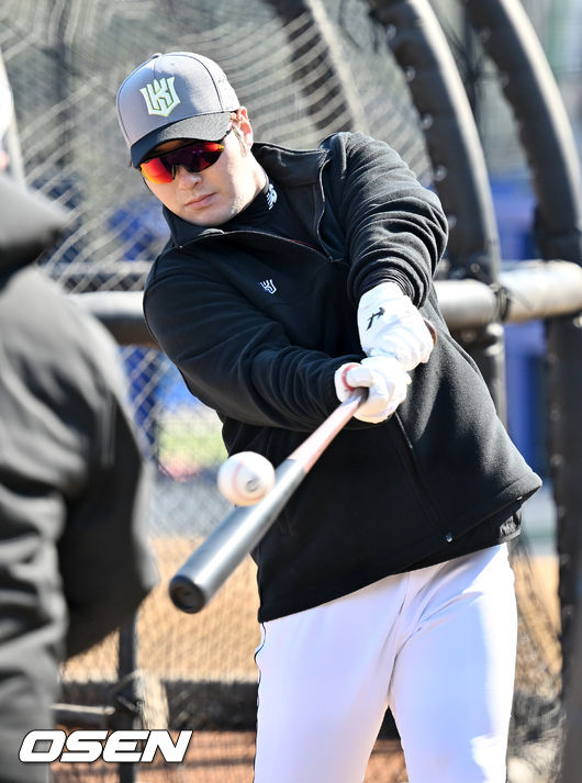 KT 박병호가 배팅볼을 치고 있다. 2022.02.04 /rumi@osen.co.kr