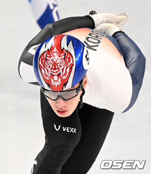 11일(한국시간) 중국 베이징 캐피털 실내경기장에서 2022 베이징 동계올림픽 쇼트트랙 여자 1000m 준준결승 경기가 열릴 예정이다.경기에 앞서 대한민국 황대헌이 훈련을 하고 있다. 2022.02.11 /jpnews@osen.co.kr