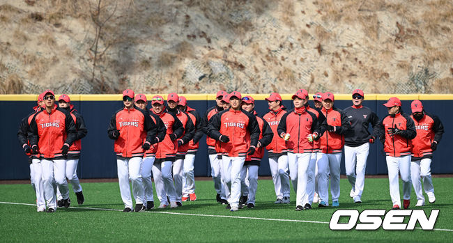 KIA 선수들이 스프링캠프에서 러닝 훈련을 하고 있다. /OSEN DB
