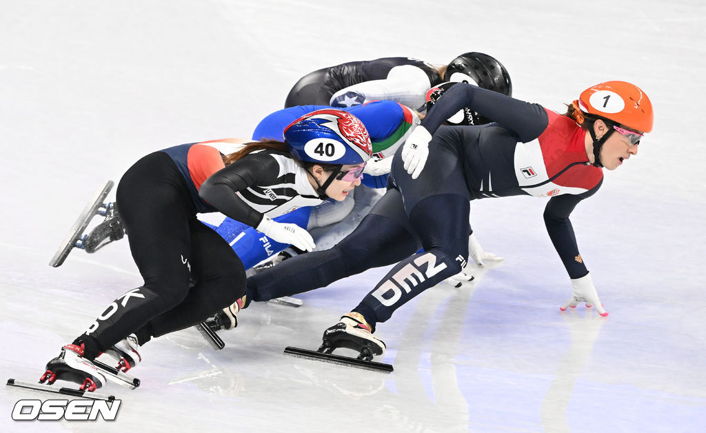 최민정이 아웃코스로 추월 시도하고 있다.  2022.02.11 /jpnews@osen.co.kr