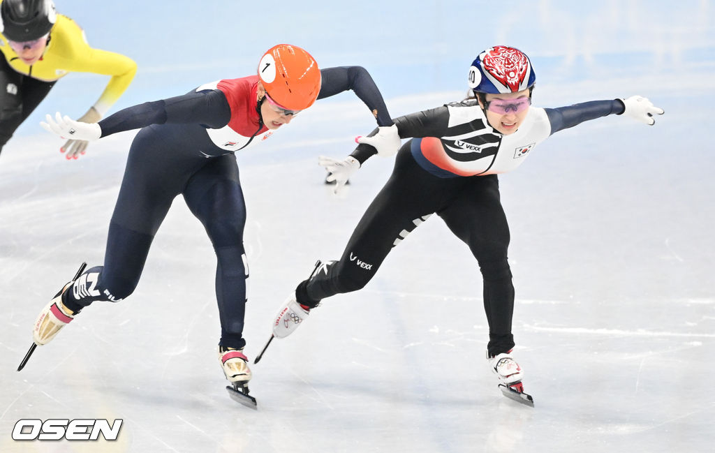 최민정과 스휠팅이 결승선을 앞두고 치열한 경쟁을 펼치고 있다.  2022.02.11 /jpnews@osen.co.kr
