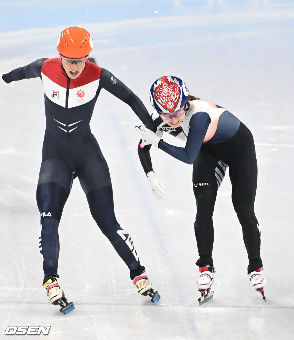 최민정이 스휠팅 이어 2위로 결승선에 도착하고 있다.  2022.02.11 /jpnews@osen.co.kr