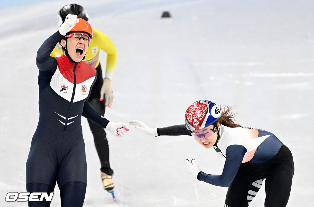 최민정이 네덜란드 수잔 슐팅 이어 2위로 결승선에 도착하고 있다. 2022.02.11 /jpnews@osen.co.kr