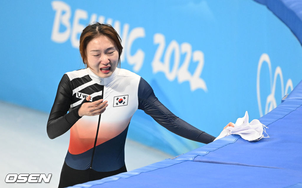 은메달을 차지한 최민정이 눈물을 흘리고 있다.  2022.02.11 /jpnews@osen.co.kr