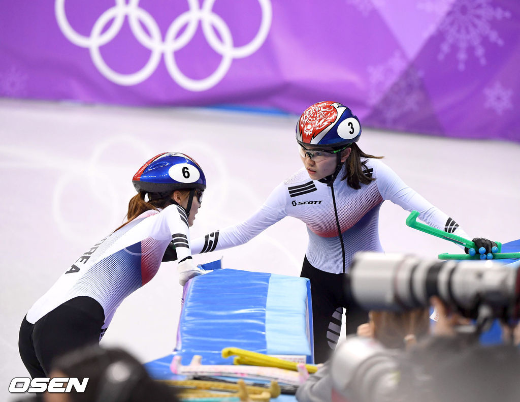 최민정과 심석희가 경기를 마친 뒤 대화를 나누고 있다. 2018.02.22 /rumi@osen.co.kr