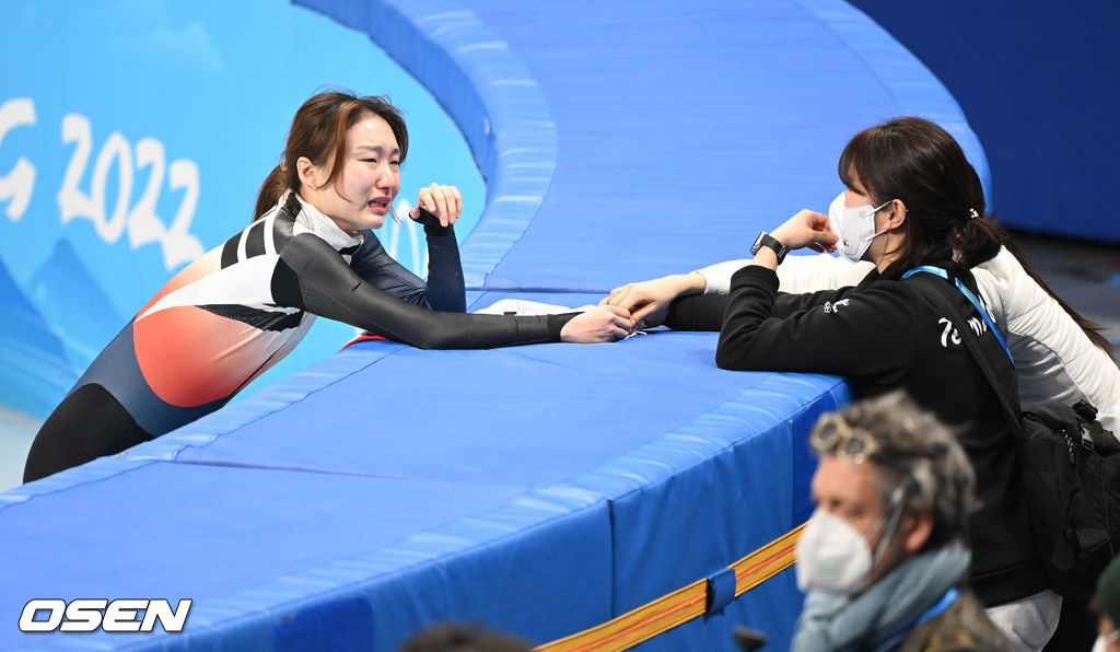 은메달 확정 지은 최민정이 이유빈의 축하 인사를 받으며 눈물을 보이고 있다.  2022.02.11 /jpnews@osen.co.kr