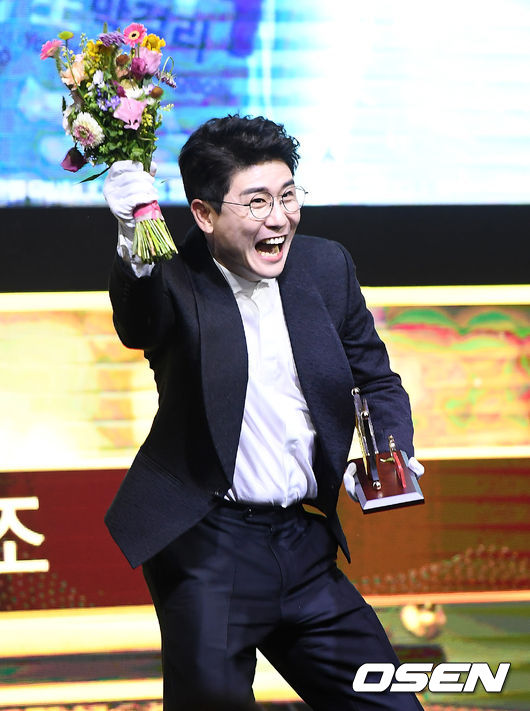 15일 오후 서울 여의도동 글래드호텔에서 ‘2020 MTN 방송광고 페스티벌’이 열렸다. 신인 CF스타상을 수상한 영탁이 포토타임을 갖고 있다. youngrae@osen.co.kr