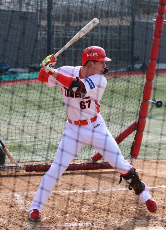 KIA 타이거즈 신인 내야수 윤도현이 라이브배팅을 하고 있다./KIA 제공