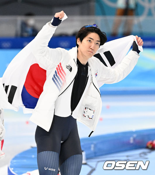 차민규(28, 의정부시청)가 뛰어난 레이스를 펼치며 대한민국에 두 번째 은메달을 안겼다.차민규는 12일 중국 베이징 국립 스피드스케이팅 경기장에서 열린 2022 베이징 동계올림픽 스피드스케이팅 남자 500ｍ에 출전해 은메달을 목에 걸었다. 이로써 차민규는 지난 2018 평창 동계올림픽에 이어 이번 대회에서도 은메달을 따내며 2대회 연속 메달 획득에 성공했다.은메달을 획득한 대한민국 차민규가 관중석을 향해 태극기를 흔들고 있다. 2022.02.12 /jpnews@osen.co.kr