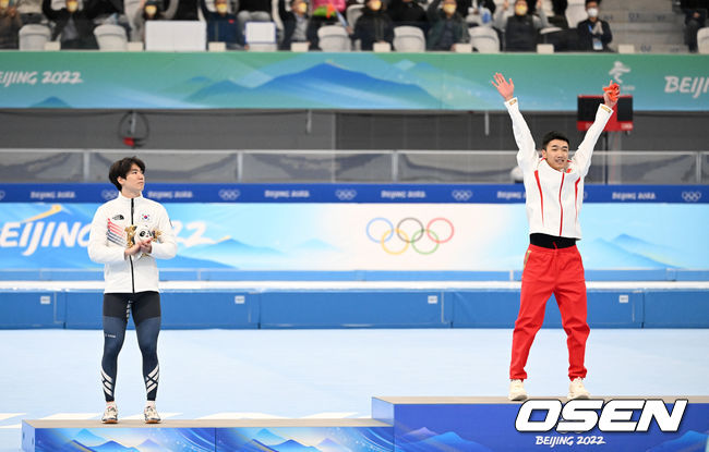 차민규(28, 의정부시청)가 뛰어난 레이스를 펼치며 대한민국에 두 번째 은메달을 안겼다.차민규는 12일 중국 베이징 국립 스피드스케이팅 경기장에서 열린 2022 베이징 동계올림픽 스피드스케이팅 남자 500ｍ에 출전해 은메달을 목에 걸었다. 이로써 차민규는 지난 2018 평창 동계올림픽에 이어 이번 대회에서도 은메달을 따내며 2대회 연속 메달 획득에 성공했다.은메달을 획득한 대한민국 차민규가 금메달을 획득한 중국 가오팅위에게 박수를 보내고 있다. 2022.02.12 /jpnews@osen.co.kr