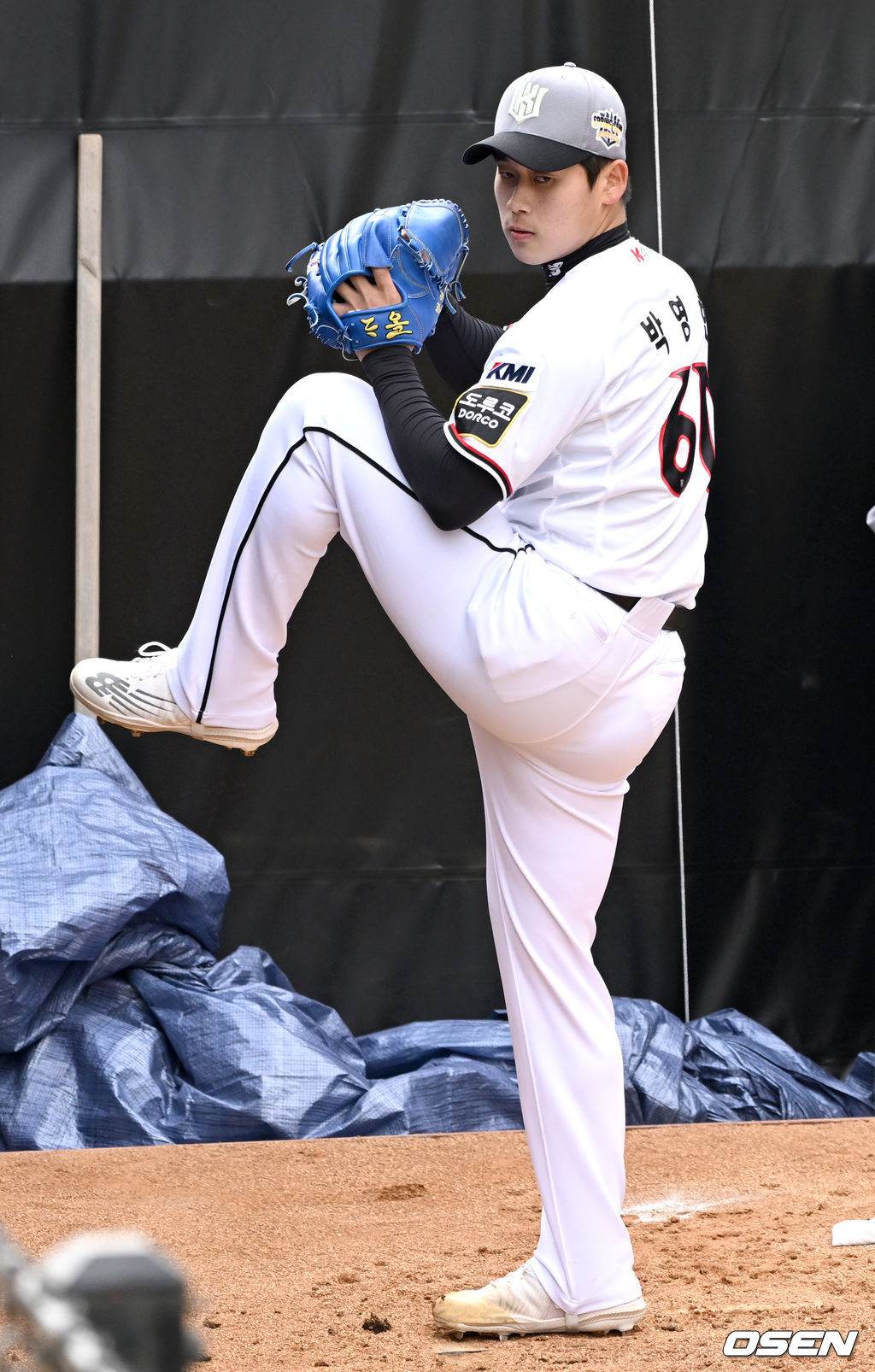 KT 위즈가 13일 부산 기장 현대차 드림볼 파크에서 2022시즌을 준비하는 스프링캠프를 꾸리고 담금질에 나섰다.KT 루키 박영현이 불펜 피칭을 펼치고 있다. 2022.02.13 / dreamer@osen.co.kr