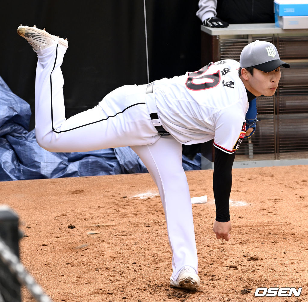 KT 위즈가 13일 부산 기장 현대차 드림볼 파크에서 2022시즌을 준비하는 스프링캠프를 꾸리고 담금질에 나섰다.KT 박영현이 불펜 피칭을 펼치고 있다. 2022.02.13 / dreamer@osen.co.kr