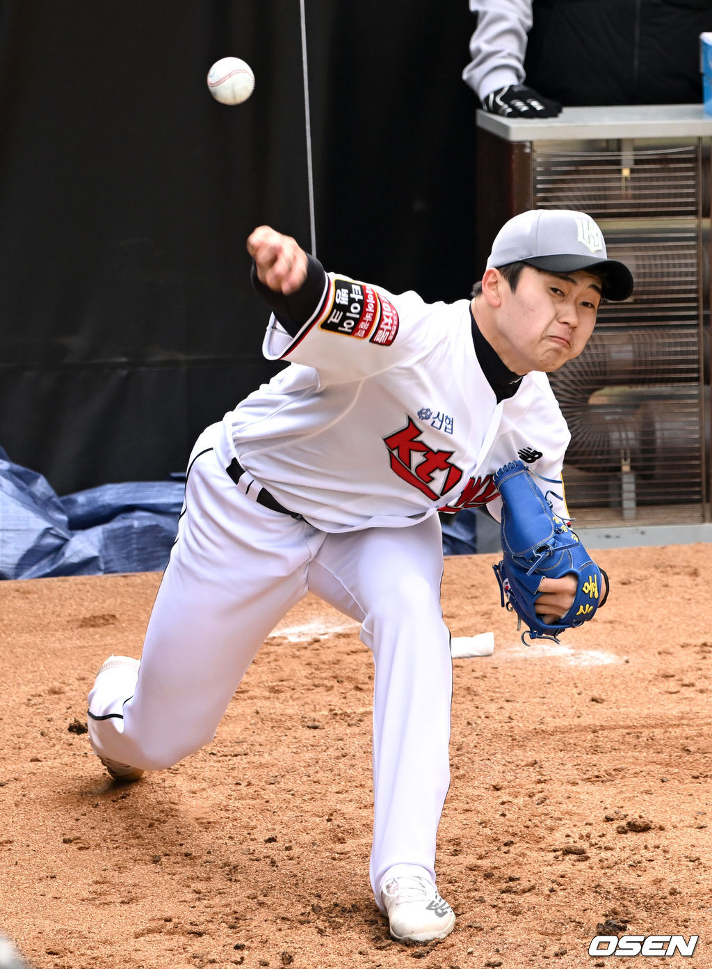 KT 위즈가 13일 부산 기장 현대차 드림볼 파크에서 2022시즌을 준비하는 스프링캠프를 꾸리고 담금질에 나섰다.KT 박영현이 불펜 피칭을 펼치고 있다. 2022.02.13 / dreamer@osen.co.kr