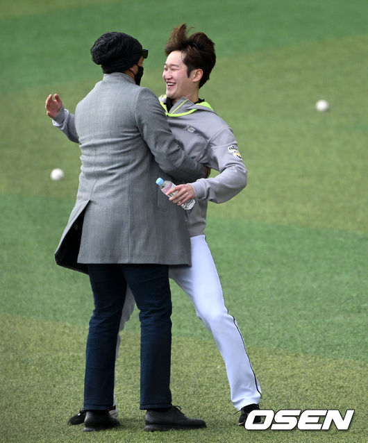 KT 위즈가 13일 부산 기장 현대차 드림볼 파크에서 2022시즌을 준비하는 스프링캠프를 꾸리고 담금질에 나섰다.자가격리를 마치고 팀 훈련에 합류한 KT 외국인투수 쿠에바스와 배제성이 인사를 나누고 있다. 2022.02.13 / dreamer@osen.co.kr