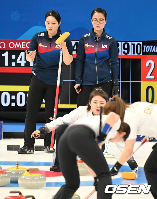 13일(한국시간) 중국 베이징 국립 아쿠아틱 센터에서 2022 베이징 동계올림픽 컬링 여자 예선 대한민국과 중국 의 경기가 열렸다.대한민국 선수들이 중국 선수들의 플레이를 바라보고 있다. 2022.02.13 /jpnews@osen.co.kr