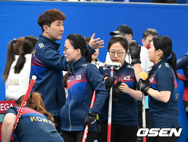 13일(한국시간) 중국 베이징 국립 아쿠아틱 센터에서 2022 베이징 동계올림픽 컬링 여자 예선 대한민국과 중국 의 경기가 열렸다.경기에 앞서 대한민국 임명섭 감독이 선수들과 하이파이브를 하고 있다. 2022.02.13 /jpnews@osen.co.kr