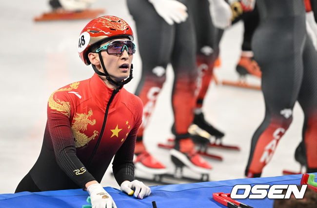 중국 우다징이 비디오 판독 결과를 지켜보고 있다 2022.02.11 /jpnews@osen.co.kr