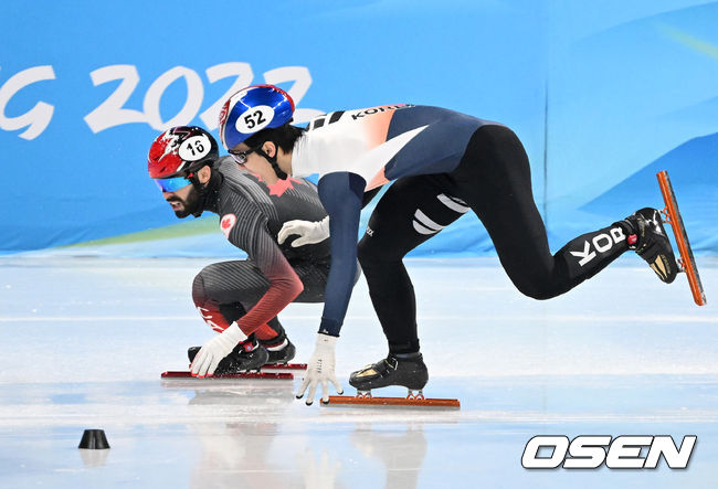 13일(한국시간) 중국 베이징 캐피털 실내경기장에서 2022 베이징 동계올림픽 쇼트트랙 남자 500m 준준결승 경기가 열렸다.대한민국 황대헌이 추월 과정에서 캐나다 스티븐 뒤부아와 충돌하고 있다. 2022.02.13 /jpnews@osen.co.kr
