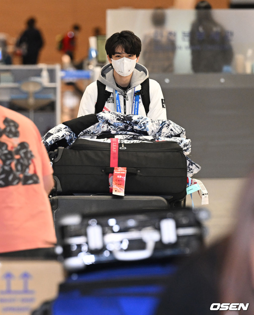 ‘한국 남자 피겨 간판’ 차준환(21, 고려대)이 13일 오후 인천국제공항을 통해 귀국했다. 차준환이 출국장을 나서며 포즈를 취하고 있다. 2022.02.13 /cej@osen.co.kr