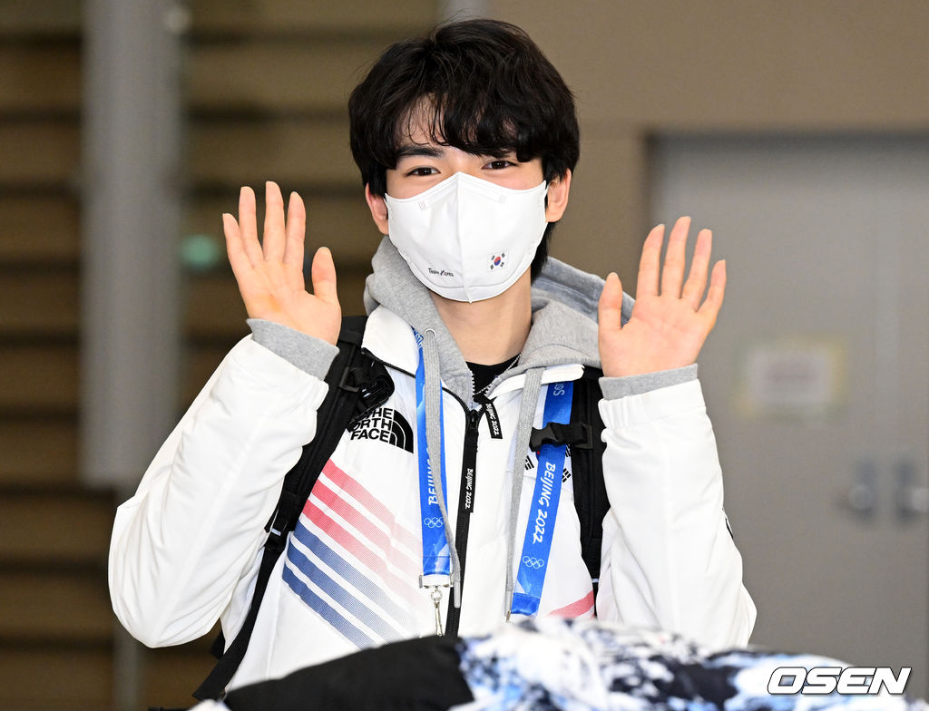 ‘한국 남자 피겨 간판’ 차준환(21, 고려대)이 13일 오후 인천국제공항을 통해 귀국했다. 차준환이 출국장을 나서며 포즈를 취하고 있다. 2022.02.13 /cej@osen.co.kr