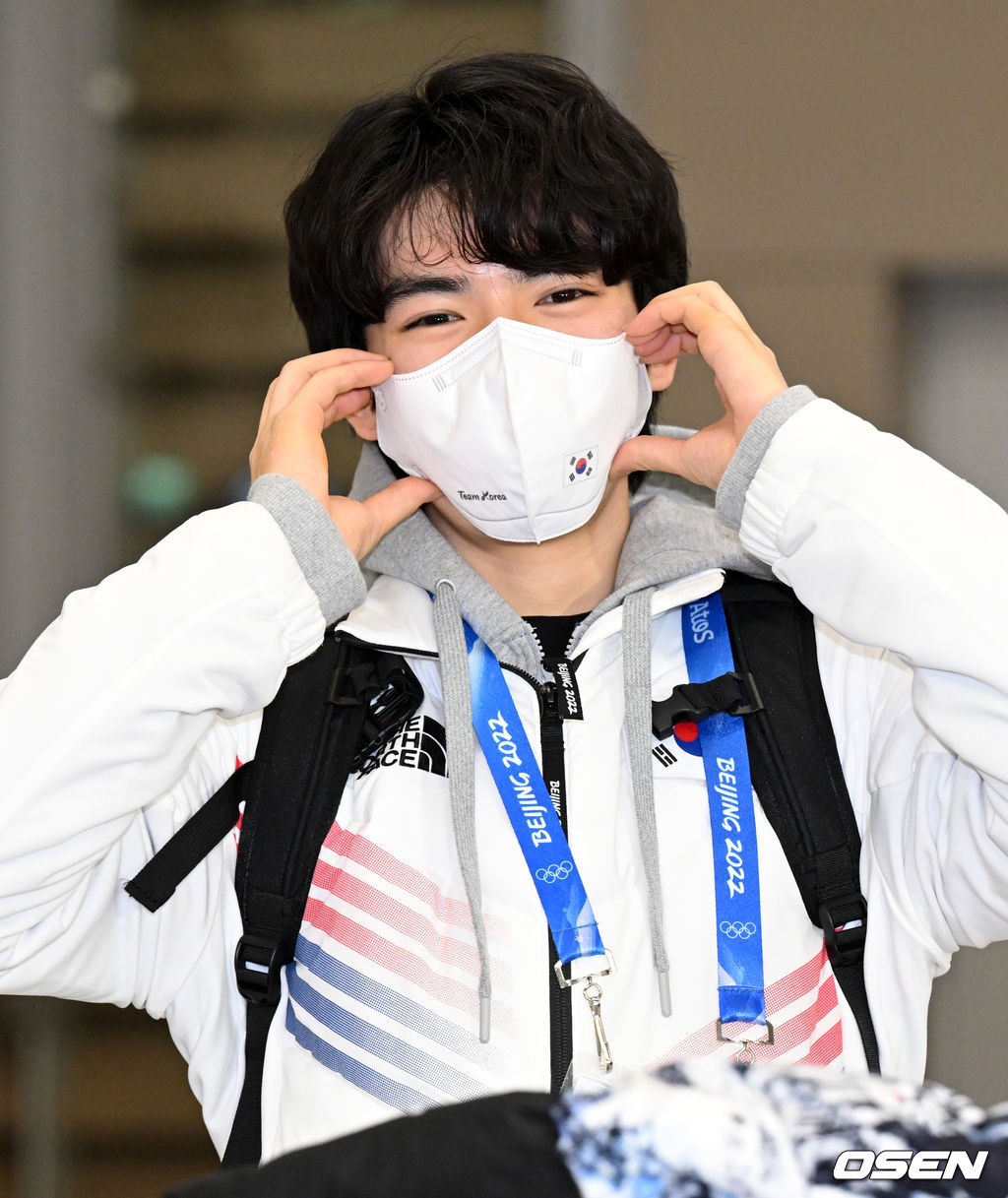 ‘한국 남자 피겨 간판’ 차준환(21, 고려대)이 13일 오후 인천국제공항을 통해 귀국했다. 차준환이 출국장을 나서며 포즈를 취하고 있다. 2022.02.13 /cej@osen.co.kr