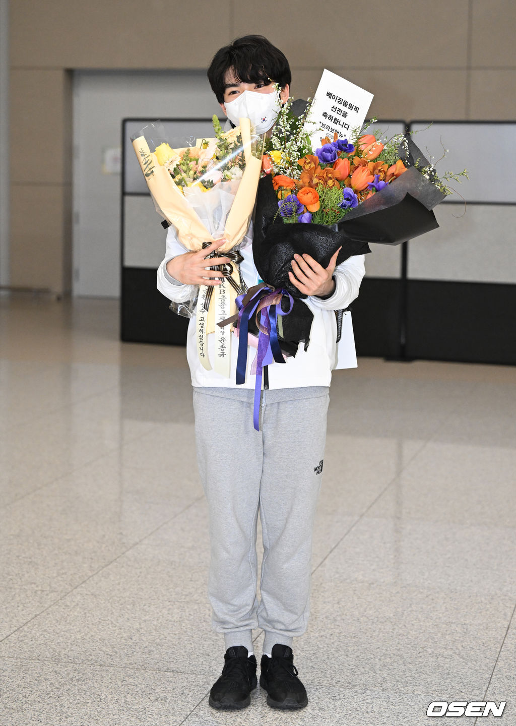 ‘한국 남자 피겨 간판’ 차준환(21, 고려대)이 13일 오후 인천국제공항을 통해 귀국했다. 차준환이 출국장을 나서고 있다. 2022.02.13 /cej@osen.co.kr
