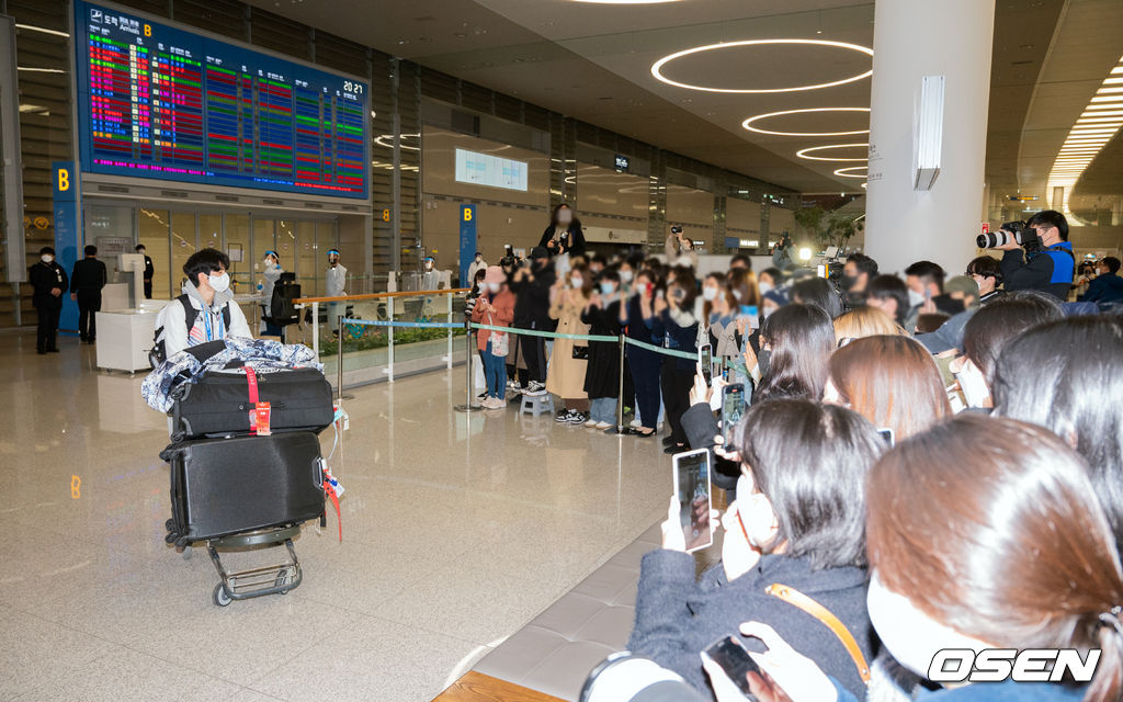 ‘한국 남자 피겨 간판’ 차준환(21, 고려대)이 13일 오후 인천국제공항을 통해 귀국했다. 차준환이 출국장을 나서며 포즈를 취하고 있다. 2022.02.13 /cej@osen.co.kr