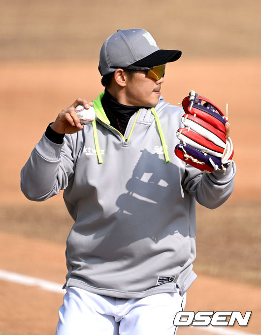 KT 위즈가 13일 부산 기장 현대차 드림볼 파크에서 2022시즌을 준비하는 스프링캠프를 꾸리고 담금질에 나섰다.KT 주장 박경수가 캐치볼 훈련을 펼치고 있다. 2022.02.13 / dreamer@osen.co.kr