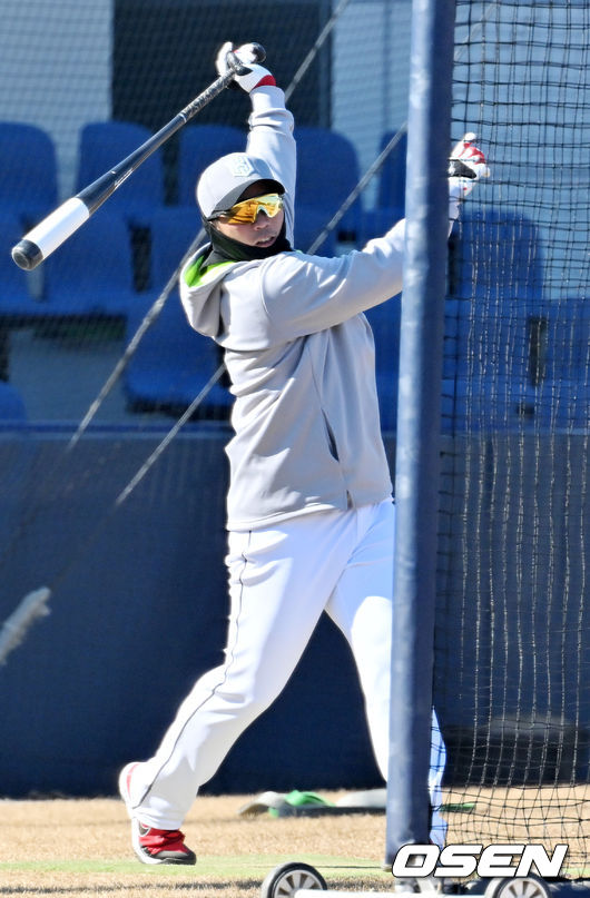 KT 박경수가 그라운드 위에서 타격훈련을 하고 있다. 2022.02.05 /rumi@osen.co.kr