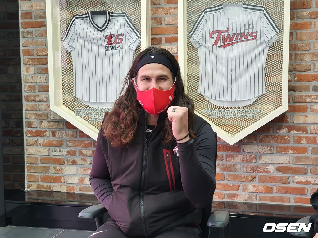 LG 투수 켈리가 화이팅 포즈를 하고 있다. /orange@osen.co.kr